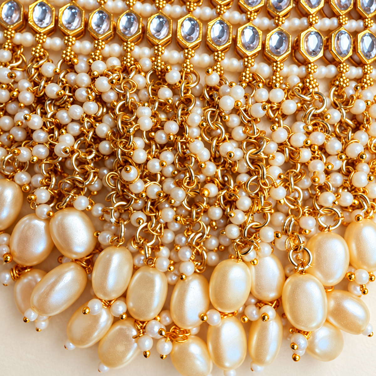 Sieradenset met drie rijen kralenfranjes en jhumka-oorbellen — detail van de ketting