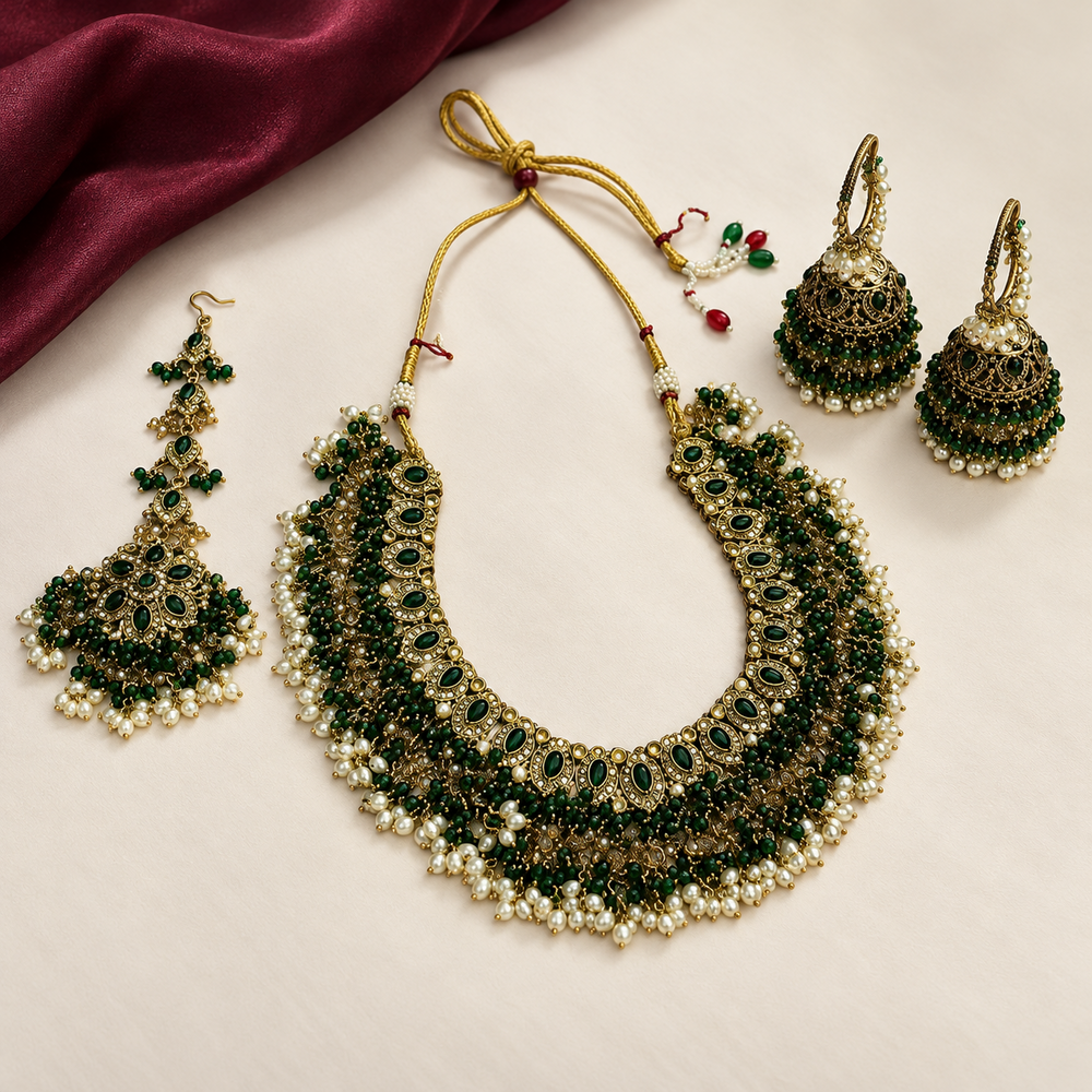 Groene sieradenset met kralenfranjes en jhumka-oorbellen — gestileerde productfoto