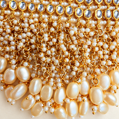 Sieradenset met drie rijen kralenfranjes en jhumka-oorbellen — detail van de ketting
