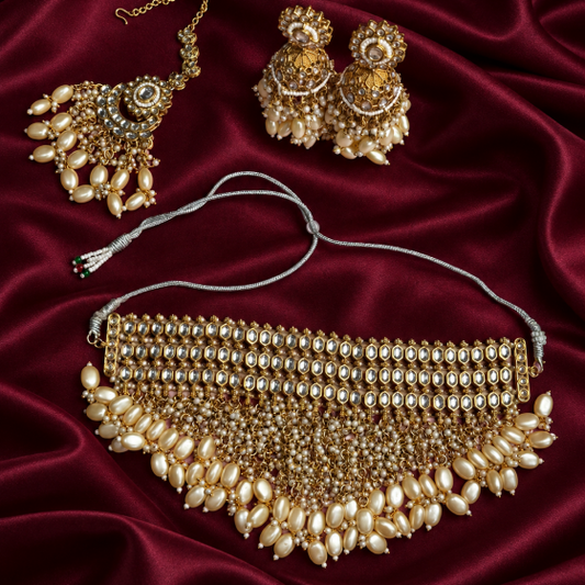 Sieradenset met drie rijen kralenfranjes en jhumka-oorbellen — gestileerde productfoto