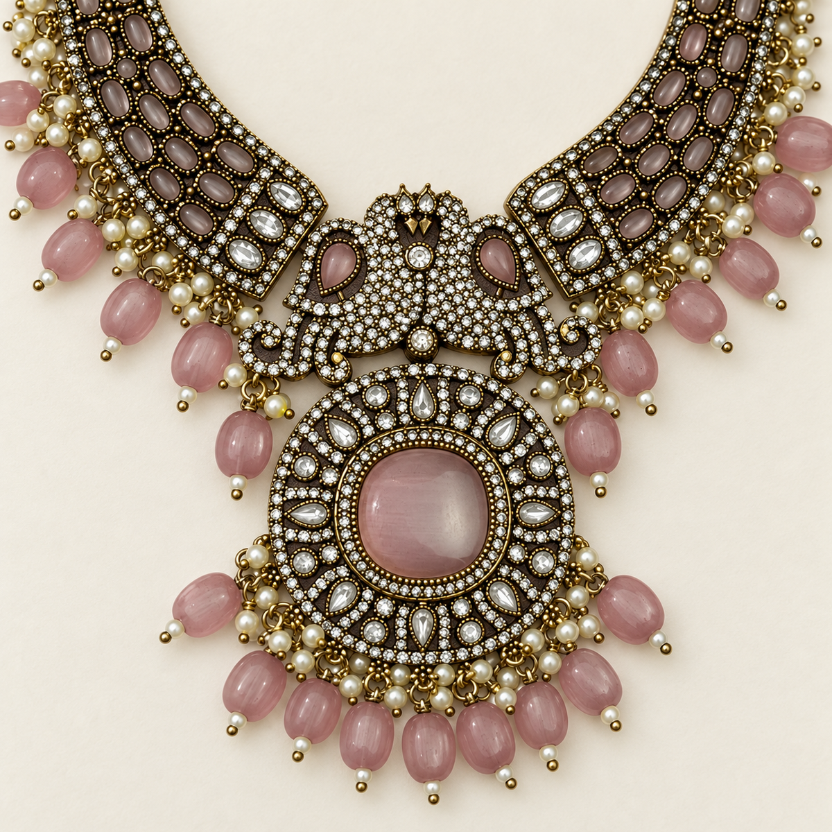 Sieradenset in antieke stijl met roze pauwenhanger — detail van de set