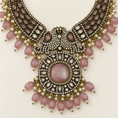 Sieradenset in antieke stijl met roze pauwenhanger — detail van de set