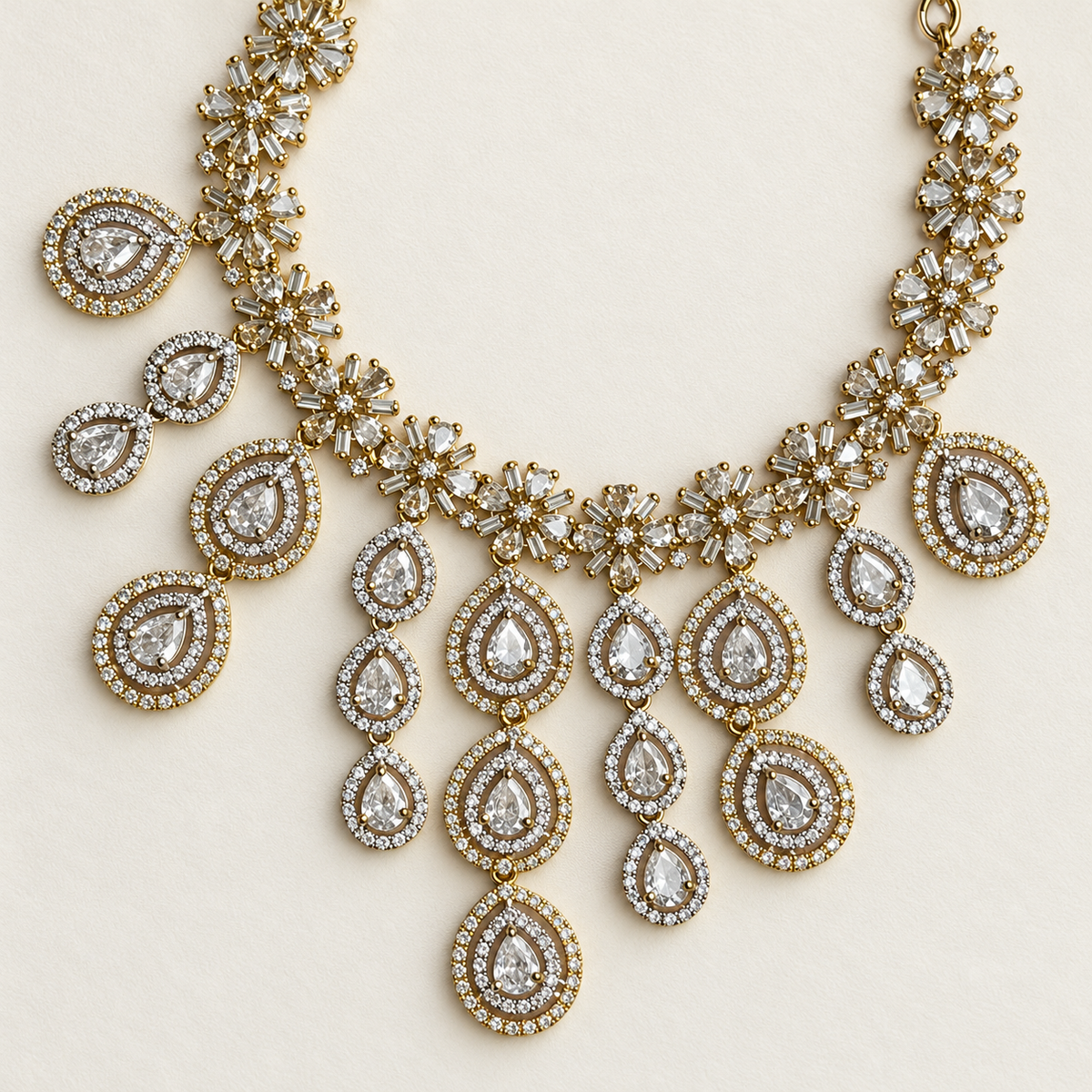 Goudkleurige sieradenset met bloemen en druppelvormen — close-up van de ketting