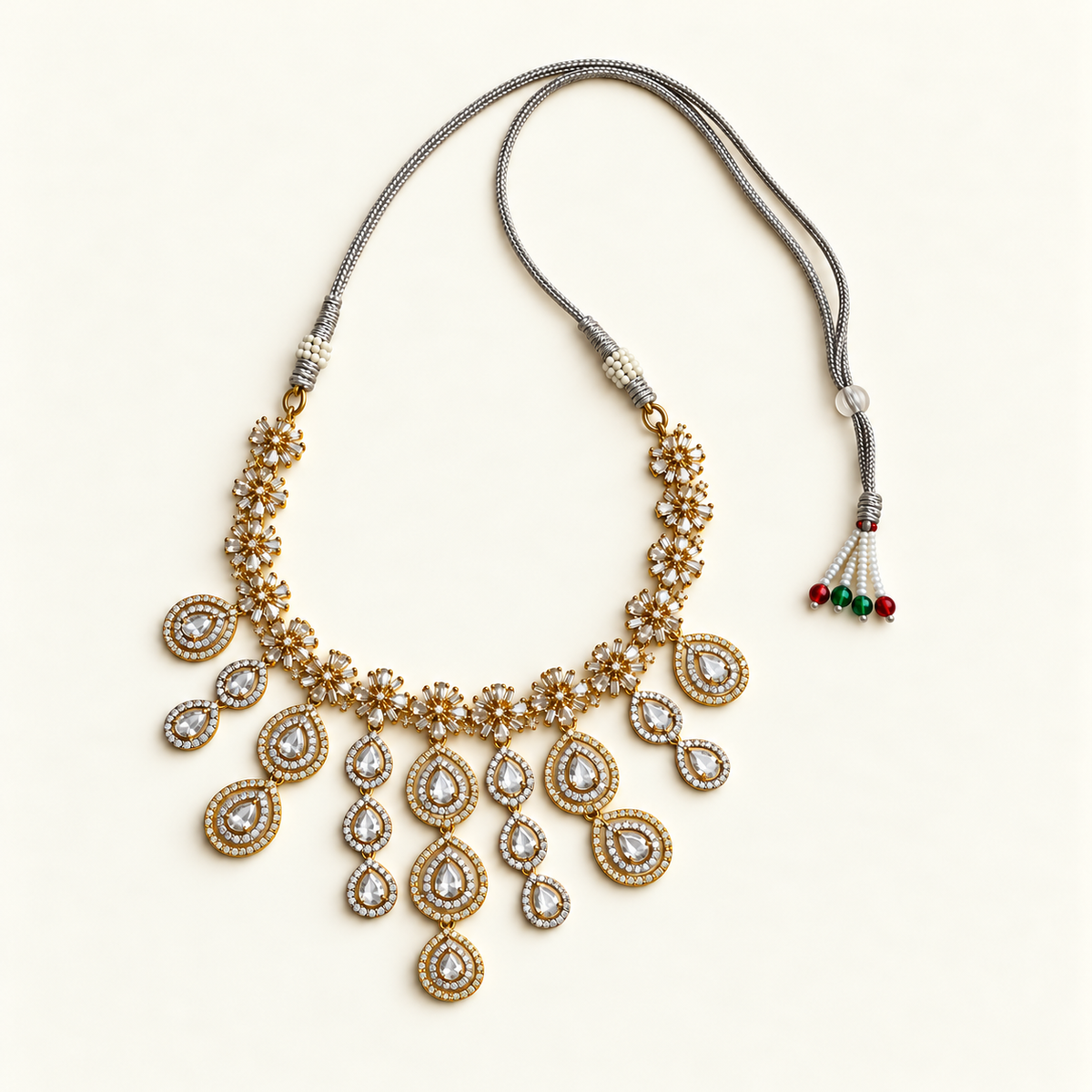 Goudkleurige sieradenset met bloemen en druppelvormen — ketting met volledige sluiting