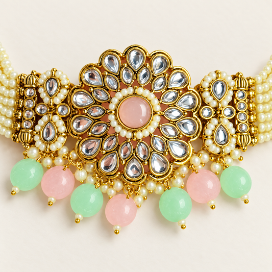 Roze-mintgroene sieradenset met bloemen en kralen — detail van de ketting